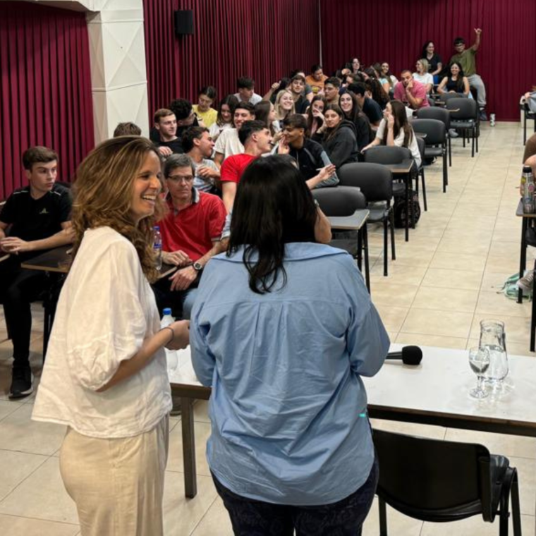 Presentación a cargo de la Dra Carla Bustos 